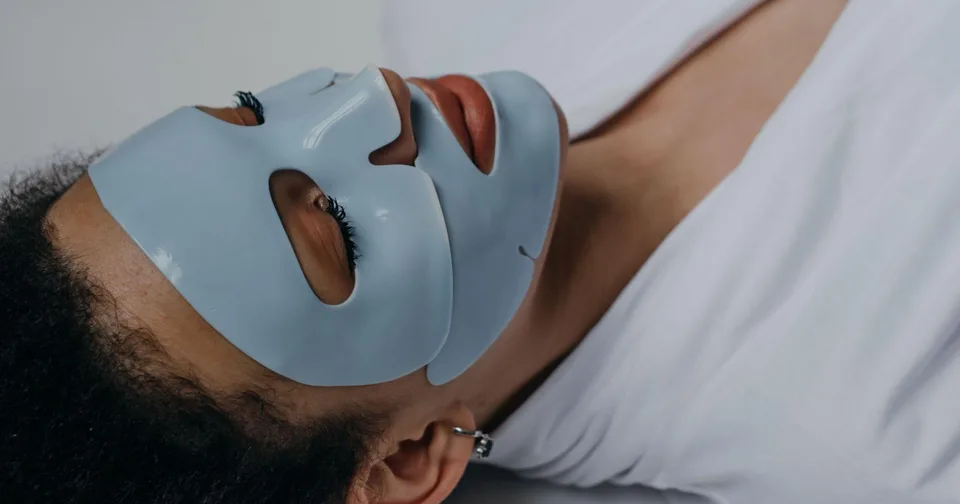 Osoba so svetlomodrou plátěnou maskou ležiaca na chrbte