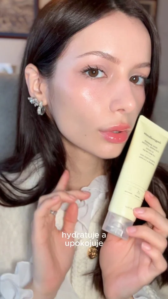 @ongredients.global Skin Barrier Calming Lotion upokojuje citlivú pleť, posilňuje kožnú bariéru a poskytuje ľahkú hydratáciu bez lepivého pocitu.🤍 

Tento krém je obľúbený medzi vizážistami v Kórei a je dokonalým základom pre bezchybný make-up a žiarivú pleť.✨

#skinguru24 #koreanskincare #koreanbeauty #kpopskincare #kpopmakeup
